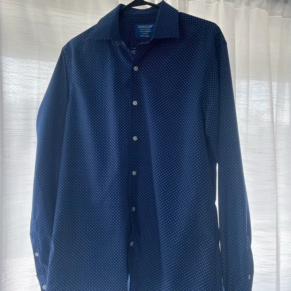 Men’s Haggar Slim for dress shirt, size 15-15 1/2,‎ 34/35. Blue/white color.